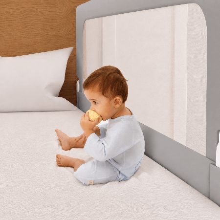 barriere-lit-enfant-bebe-mange-fruit-pres-grille-beige-chambre-nappe-sereine