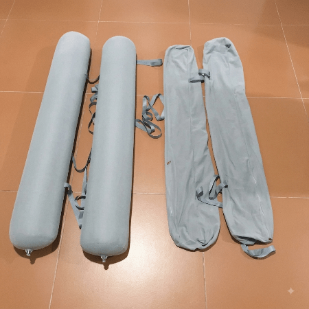 barriere-lit-enfant-boudins-gonflables-gris-avec-housses-sur-carrelage-garde-douceur