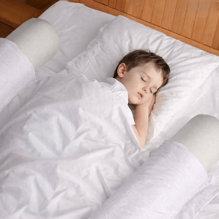 barriere-lit-enfant-garcon-dort-encadre-deux-boudins-blancs-cote-garde-douceur