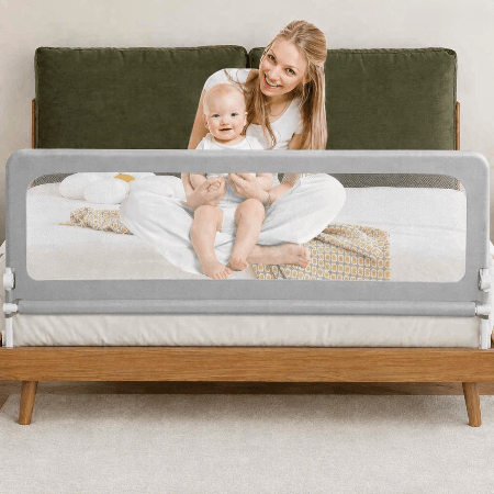 barriere-lit-enfant-maman-et-bebe-assis-derriere-grille-grise-nappe-sereine