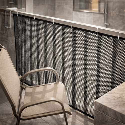 barriere-pour-enfant-filet-noir-sur-balustrade-terrasse-avec-chaise-gardien-calme