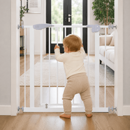 barriere-protection-enfant-bebe-de-dos-devant-grille-blanche-salon-barriere-velours