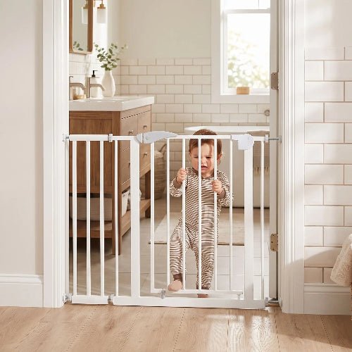 barriere-protection-enfant-bebe-derriere-grille-blanche-porte-salle-bain-barriere-velours