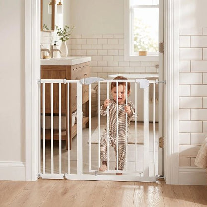 barriere-protection-enfant-bebe-derriere-grille-blanche-porte-salle-bain-barriere-velours