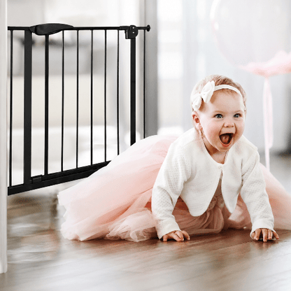 barriere-protection-enfant-bebe-en-tutu-rose-pres-grille-noire-barriere-velours