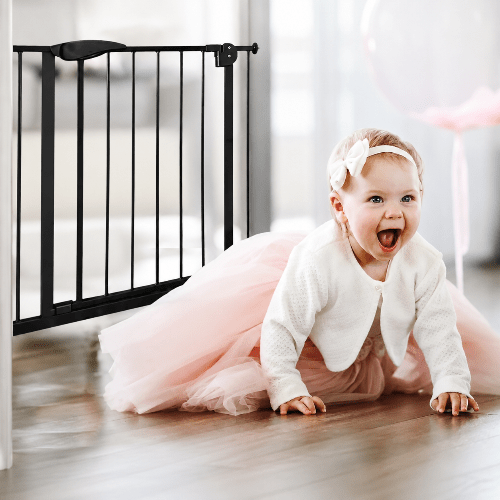 barriere-protection-enfant-bebe-en-tutu-rose-pres-grille-noire-barriere-velours