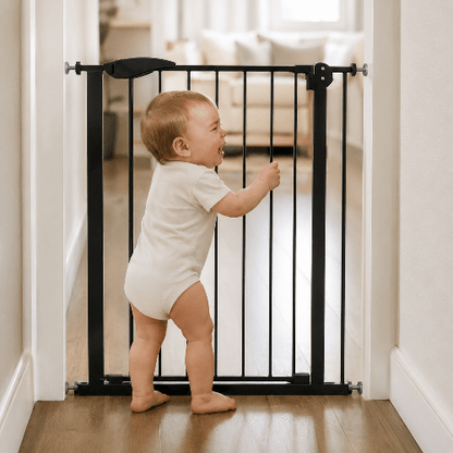 barriere-protection-enfant-bebe-pleure-agrippe-grille-noire-dans-couloir-barriere-velours