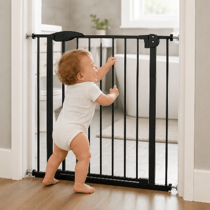 barriere-protection-enfant-bebe-tend-bras-vers-grille-pres-baignoire-barriere-velours