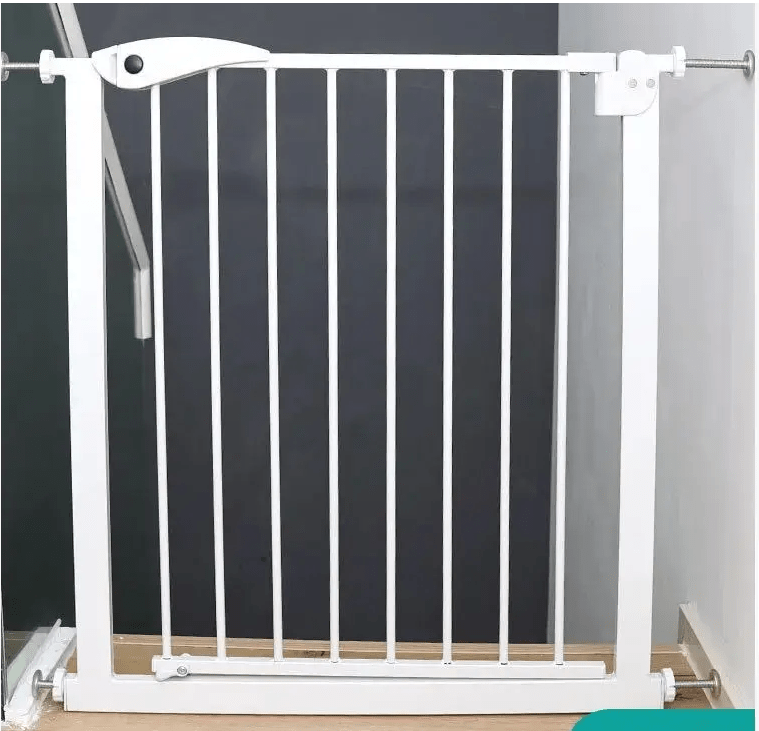 barriere-securite-blanche-installee-en-haut-d-escalier-avec-fixation-par-pression-protection-essentielle