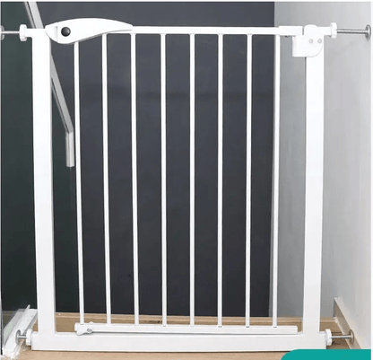 barriere-securite-blanche-installee-en-haut-d-escalier-avec-fixation-par-pression-protection-essentielle