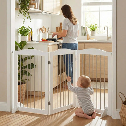 barriere-securite-en-bois-bebe-au-sol-cuisine-parent-derriere-plante-voile-tranquille