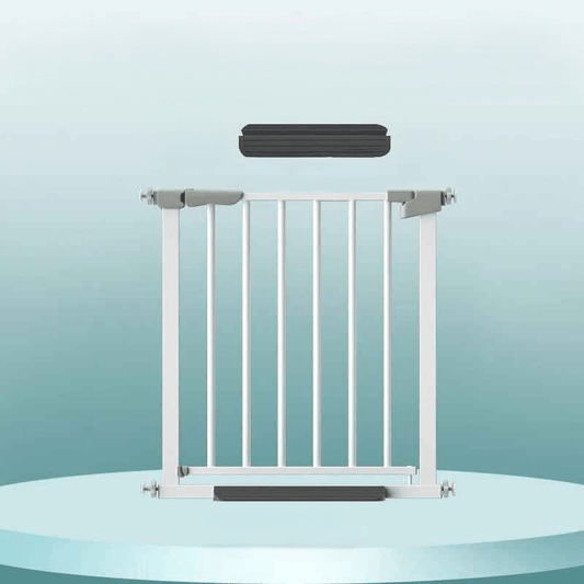 barriere-securite-enfant-avec-accessoires-sur-plateforme-bleu-clair-protection-bebe-ou-animal-securibaby