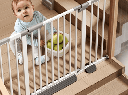 barriere-securite-enfant-blanche-bebe-assis-haut-escalier-pomme-sol-bois-securibaby
