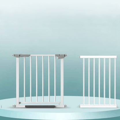 barriere-securite-enfant-blanche-extension-49cm-podium-rond-fond-bleu-comparatif-securibaby