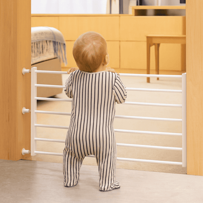 barriere-securite-enfant-blanche-murale-fixation-laterale-sept-barreaux-bebe-place-a-cote-maison-sure