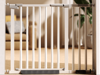 barriere-securite-enfant-blanche-pression-salon-canape-beige-plante-verte-porte-securibaby