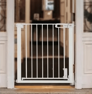barriere-securite-enfant-couleur-blanche-installee-a-l-entree-du-couloir-sans-percage