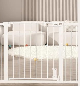barriere-securite-enfant-couleur-blanche-installee-dans-le-salon-sans-percage