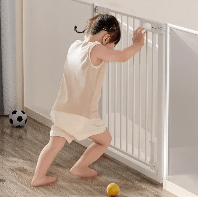 barriere-securite-enfant-couleur-blanche-petite-fille-qui-essaye-d_ouvrir-sans-percage
