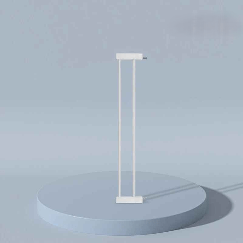 barriere-securite-enfant-couleur-blanche-sur-fond-bleu-ciel-extension-avec-deux-barres-sans-percage