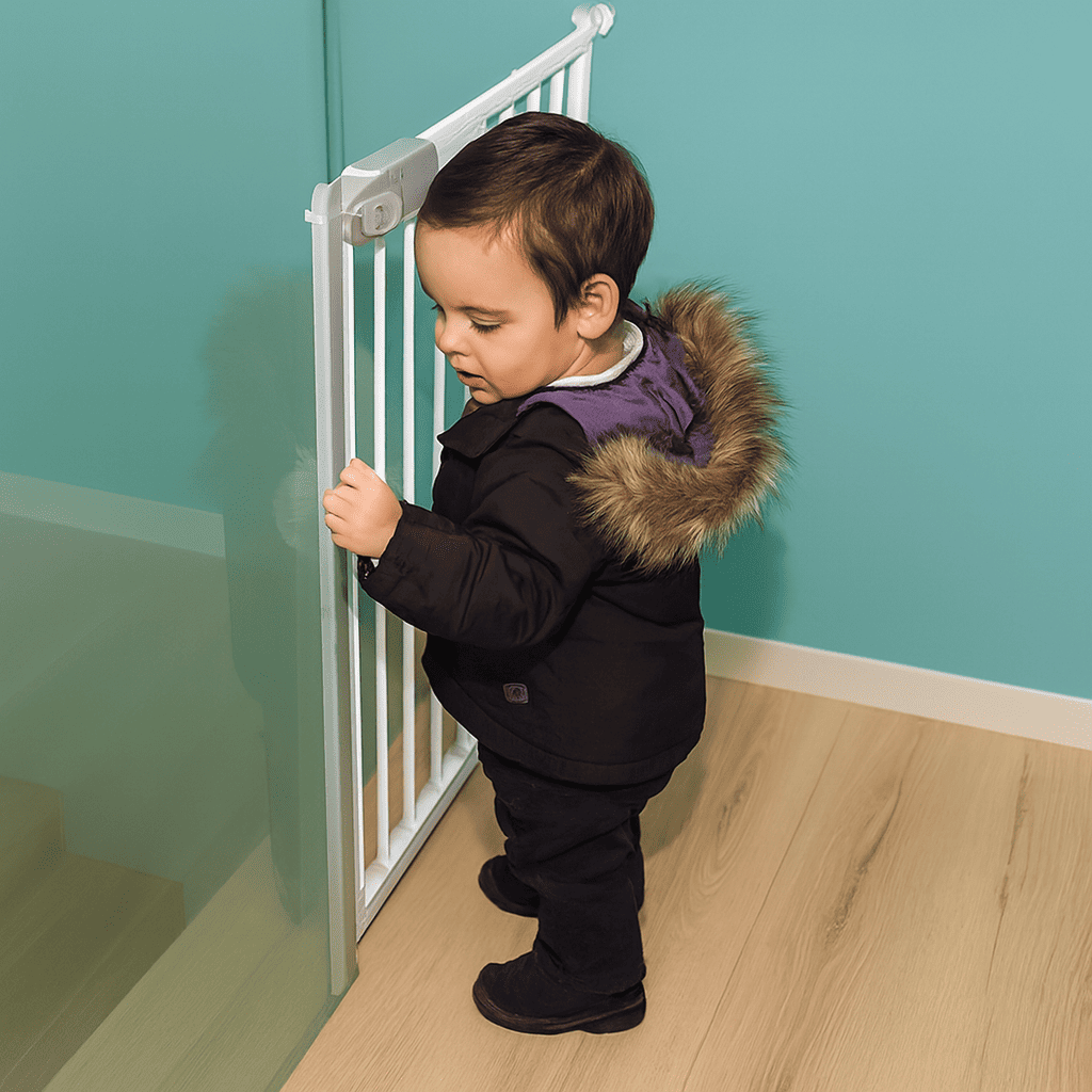 barriere-securite-enfant-metalique-installee-en-haut-d-escalier-bebe-devant-protection-essentielle