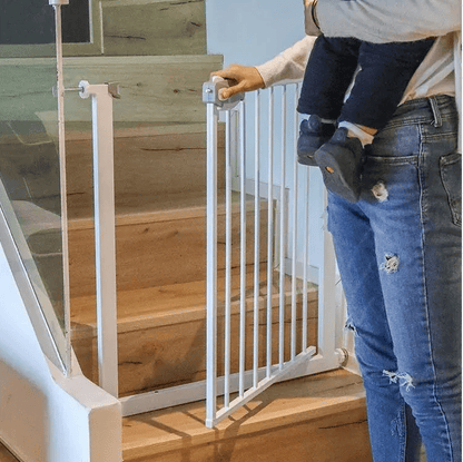 barriere-securite-gris-en-bas-d-escalier-avec-enfant-dans-les-bras-protection-essentielle
