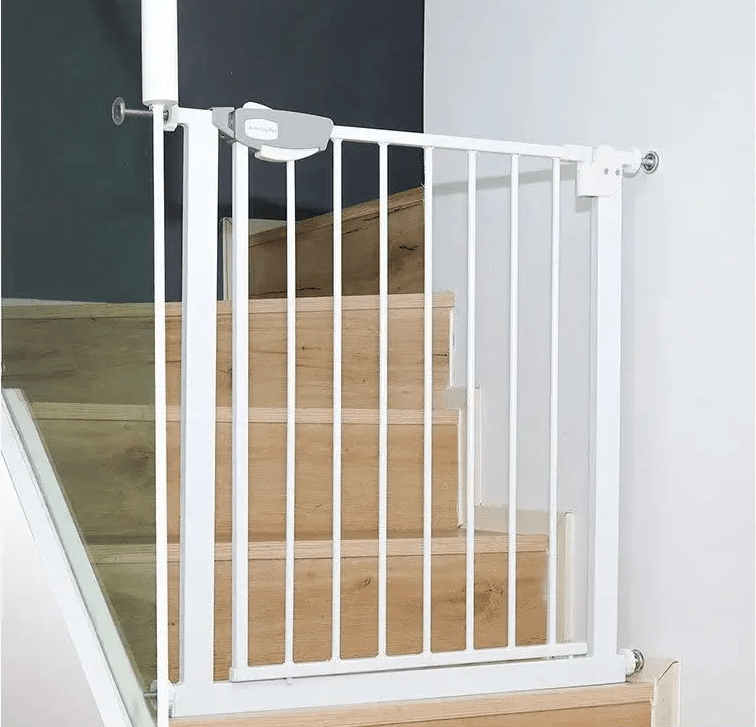 barriere-securite-installee-en-bas-d-escalier-en-bois-pour-protection-bebe-ou-animal-protection-essentielle