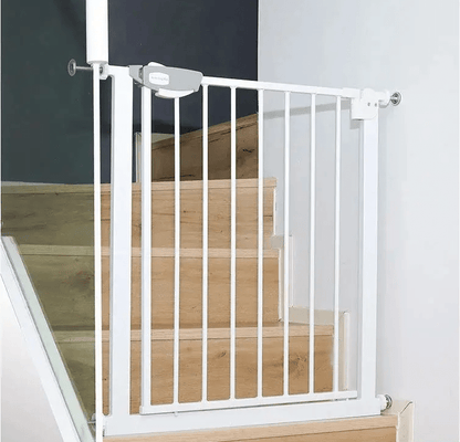 barriere-securite-installee-en-bas-d-escalier-en-bois-pour-protection-bebe-ou-animal-protection-essentielle