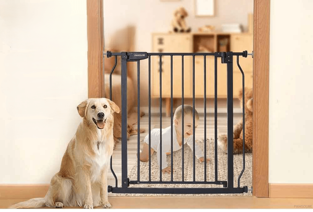 barriere-securite-noire-avec-bebe-et-chien-dans-piece-enfant-securiportail-bebe
