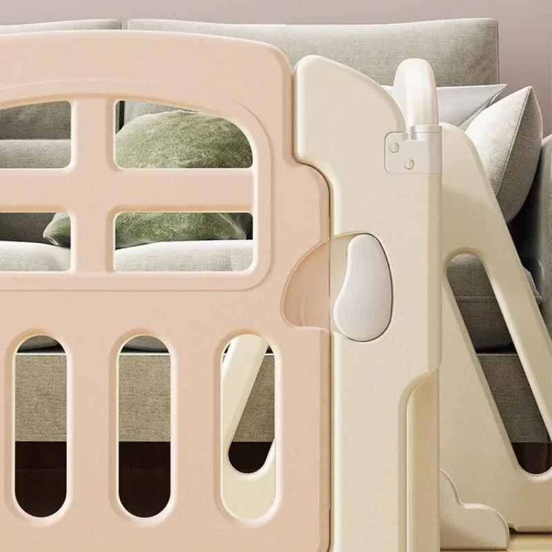 barrieres-parc-bebe-panneau-securite-plastique-gris-devant-canape-salon-familial-securenest
