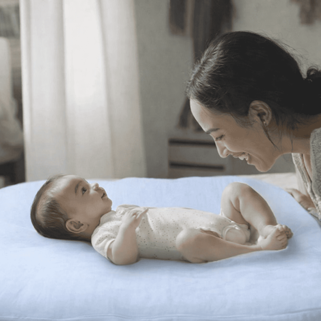 bebe-reducteur-de-lit-adulte-sourire-interaction-tendresse-confort-securite-cocon-douillet-nuit