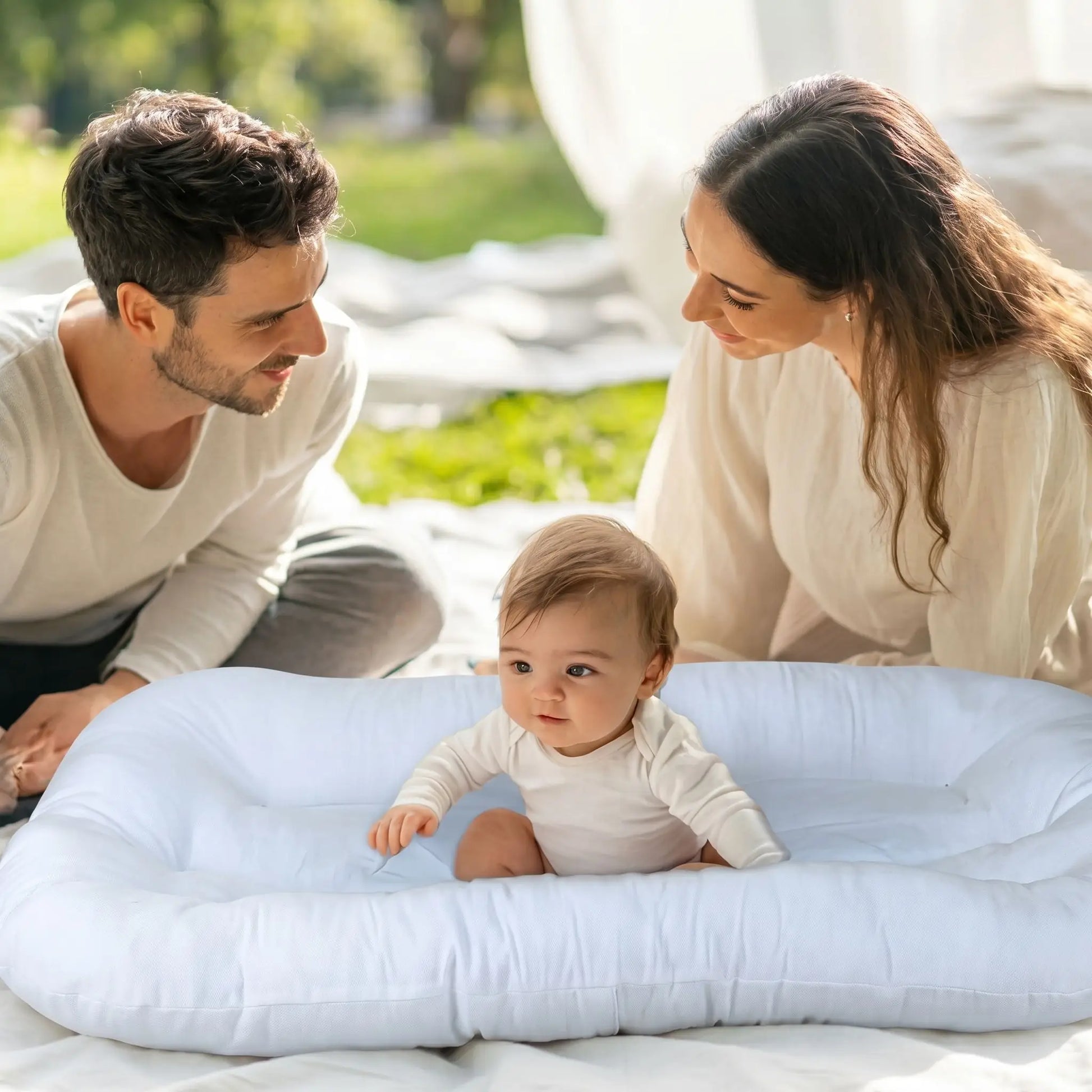 bebe-reducteur-de-lit-bebe-assis-dans-coussin-exterieur-parents-autour-cocon-douillet-nuit