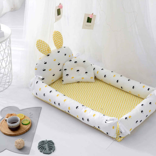 bebe-reducteur-de-lit-nid-bebe-jaune-couronnes-confort-douceur-nursery-halo-de-reve