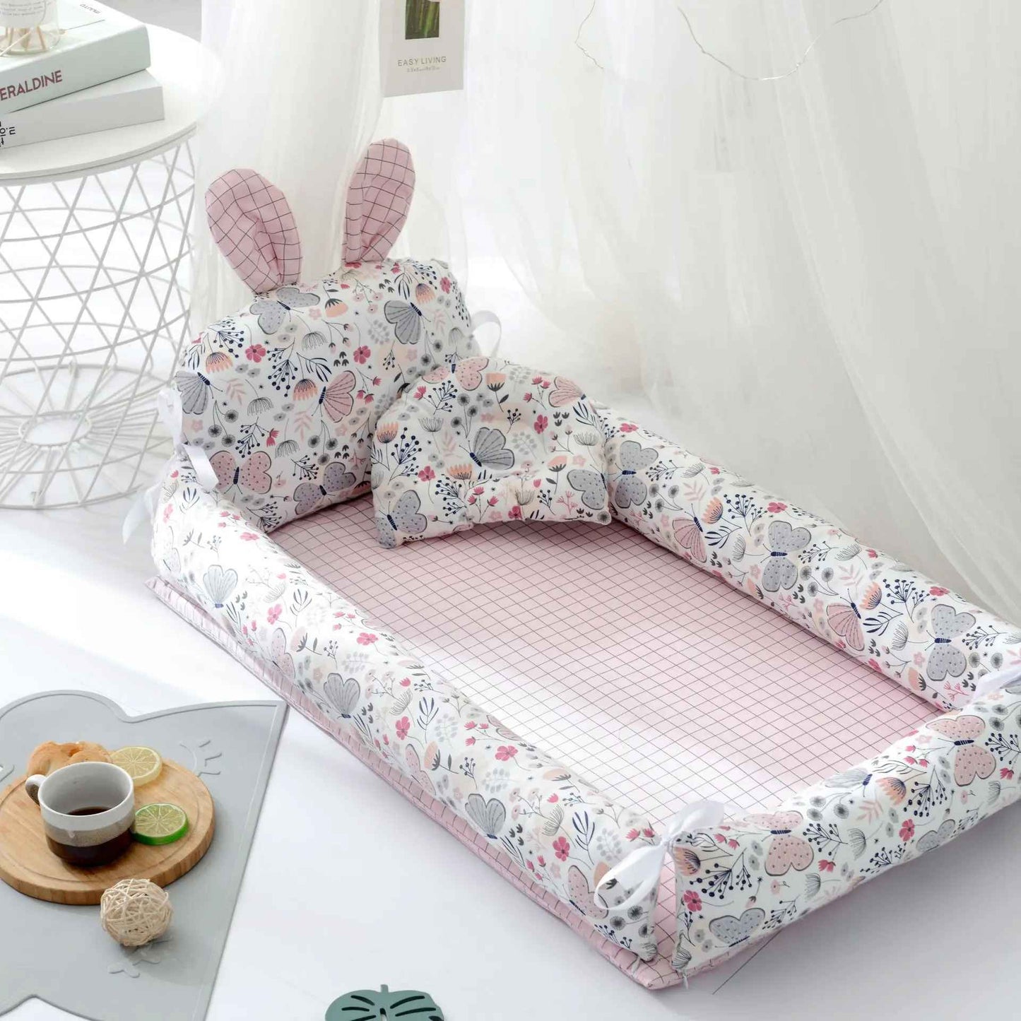 bebe-reducteur-de-lit-nid-bebe-rose-fleurs-confort-douceur-nursery-halo-de-reve