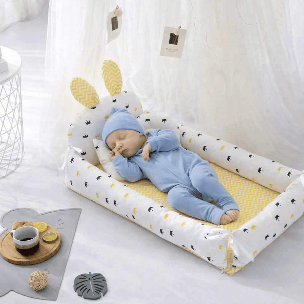 bebe-reducteur-de-lit-nid-jaune-couronnes-confort-bebe-bleu-sommeil-doux-halo-de-reve