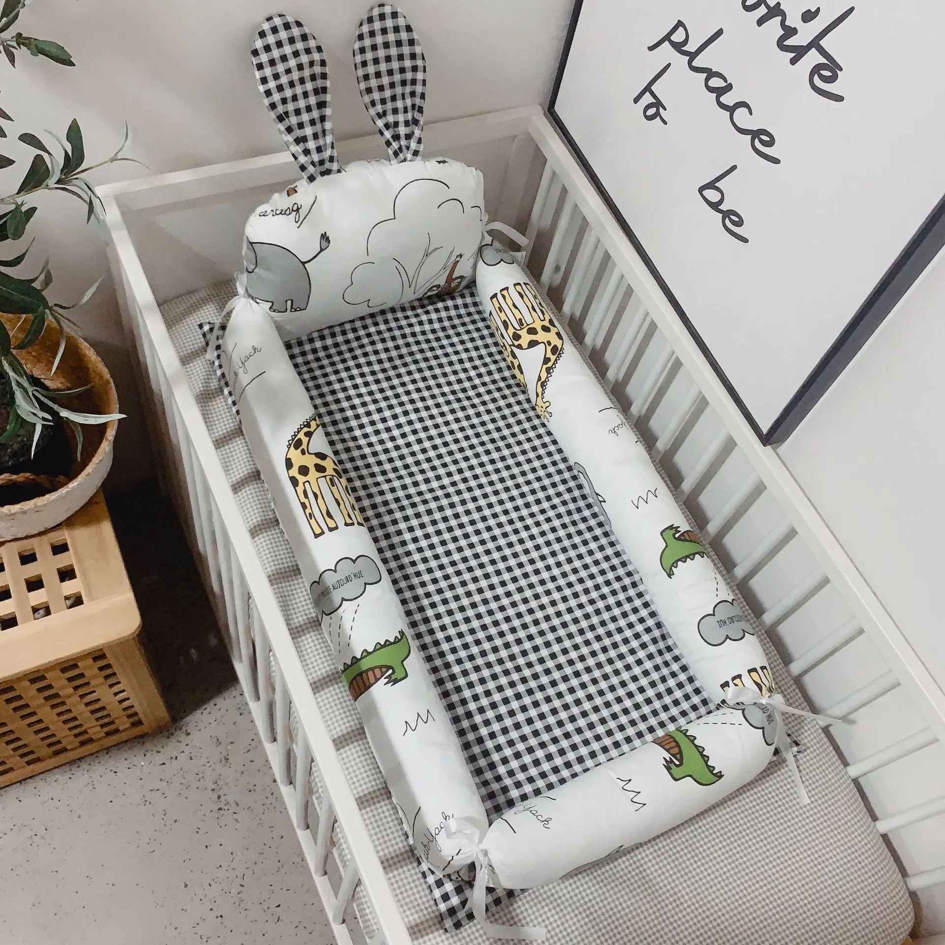bebe-reducteur-de-lit-nid-noir-blanc-animaux-dans-berceau-chambre-naturelle-halo-de-reve