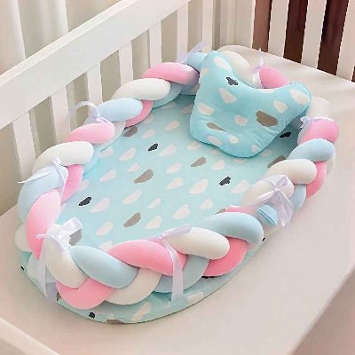 bebe-reducteur-de-lit-nid-rose-bleu-pastel-confort-nurserie-douceur-securite-caresse-de-nuit