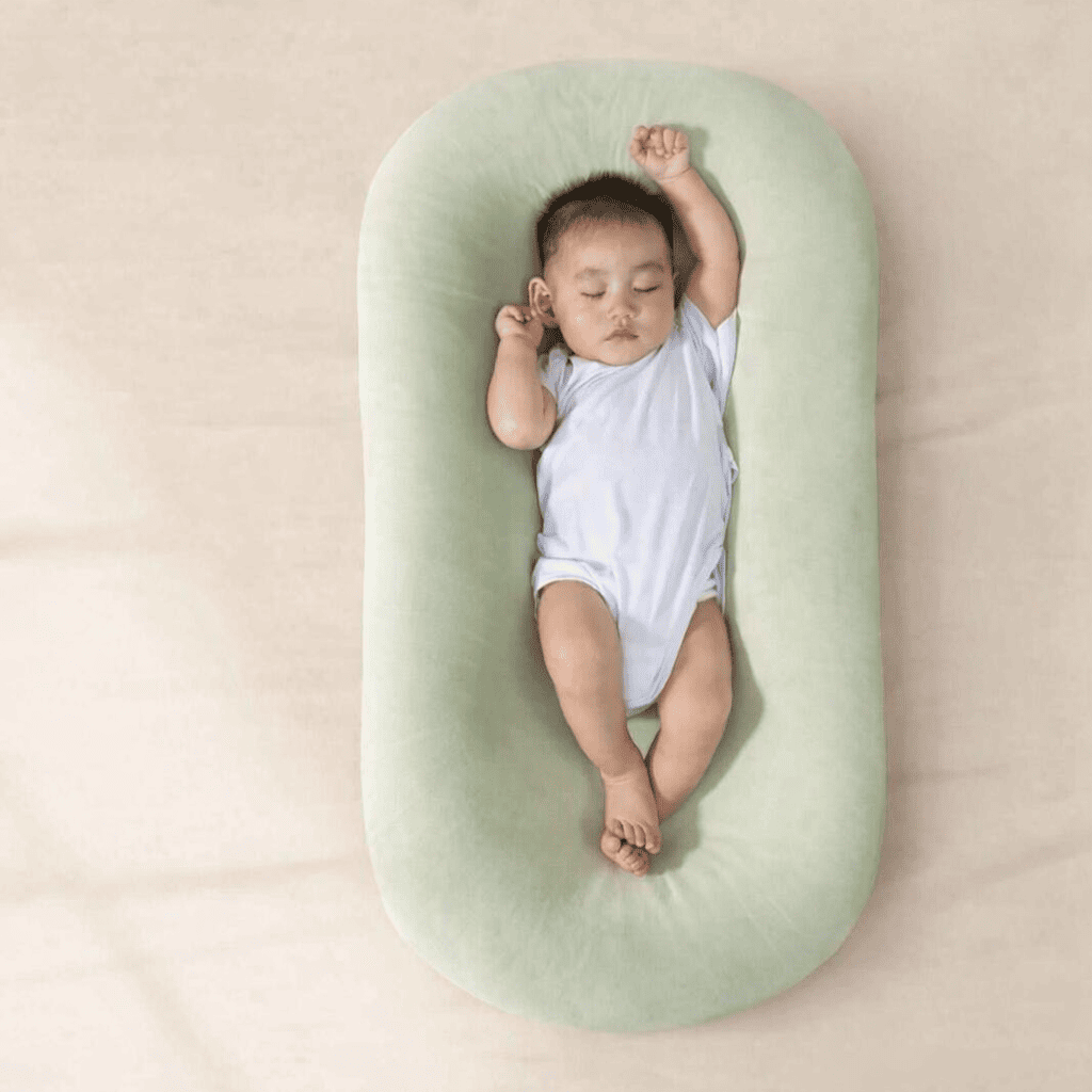 bebe-reducteur-de-lit-nouveau-ne-allonge-coussin-vert-confort-chambre-maison-cocon-douillet-nuit