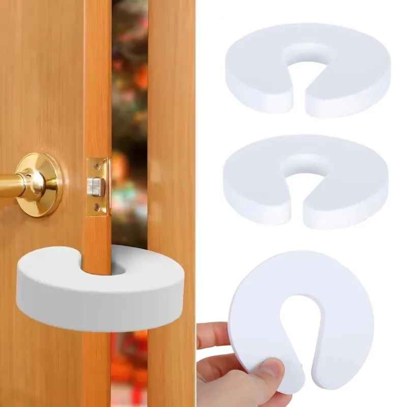 bloque-porte-blanche-quatre-fixe-sur-une-porte-en-bois-anti-pince-doigts