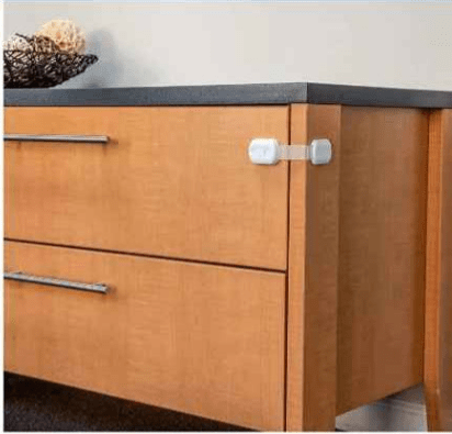 bloque-porte-coin-de-meuble-en-bois-avec-tiroirs-et-verrou-de-securite-enfant-en-plastique-blanc-sur-cote-bebe-secur