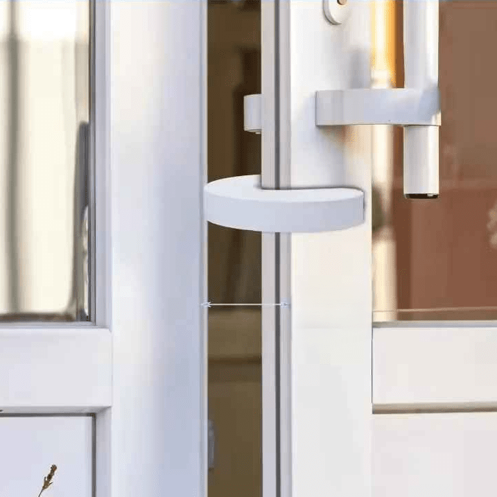 bloque-porte-couleur-blanche-fixe-sur-une-porte-anti-pince-doigts