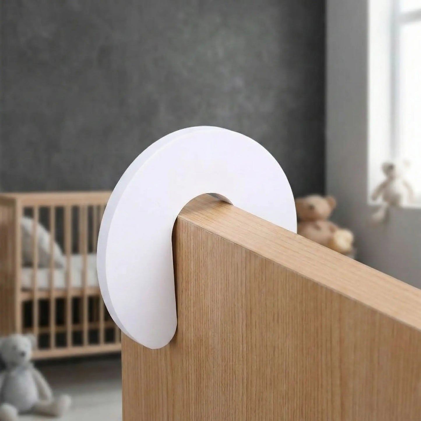 bloque-porte-couleur-blanche-fixe-sur-une-porte-en-bois-anti-pince-doigts