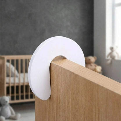 bloque-porte-couleur-blanche-fixe-sur-une-porte-en-bois-anti-pince-doigts