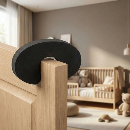 bloque-porte-couleur-noir-fixe-sur-une-porte-bois-chambre-anti-pince-doigts