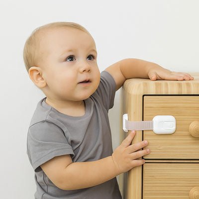 bloque-porte-enfant-devant-commode-en-bois-avec-loquet-de-securite-blanc-sur-tiroir-haut-bebe-secur