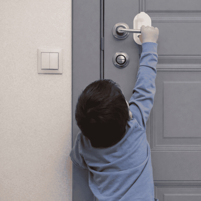 bloque-porte-enfant-tente-douvrir-poignee-avec-protection-blanche-securisee-cale-porte-angelin