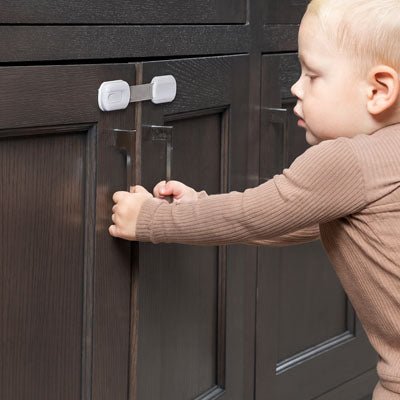 bloque-porte-enfant-tire-sur-poignee-armoire-verrouillee-par-securite-blanche-bebe-secur