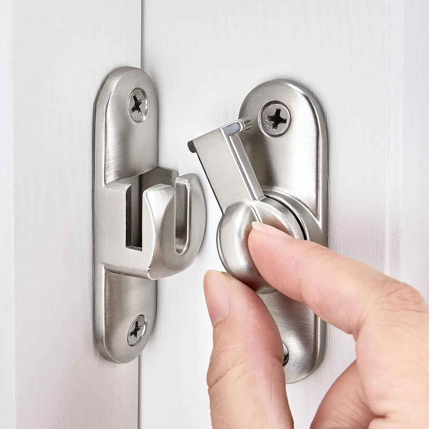 bloque-porte-main-active-loquet-metal-sur-porte-blanche-de-meuble-serenite-maison