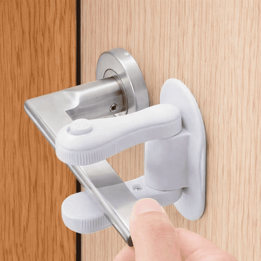 bloque-porte-main-sur-securite-poignee-blanche-porte-bois-cale-porte-angelin