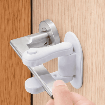 bloque-porte-main-sur-securite-poignee-blanche-porte-bois-cale-porte-angelin